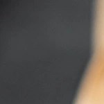 Rodajas de pan de semilla sobre papel kraft en una mesa gris