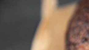 Rodajas de pan de semilla sobre papel kraft en una mesa gris