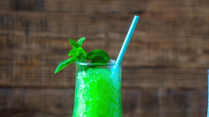 Dos copas de sorbete de arándanos, una de color azul y otra de color verde