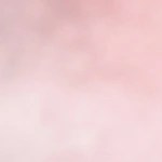 Vasos transparentes con bolas de sorbete de sandía sobre una servilleta