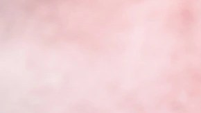 Vasos transparentes con bolas de sorbete de sandía sobre una servilleta