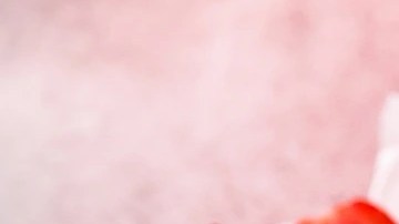 Vasos transparentes con bolas de sorbete de sandía sobre una servilleta