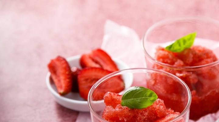 Vasos transparentes con bolas de sorbete de sandía sobre una servilleta