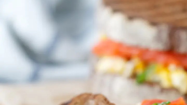 Tostada para el desayuno con huevo y salmón