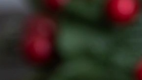 Bandeja de madera con turrón de guirlache picado en pedazos