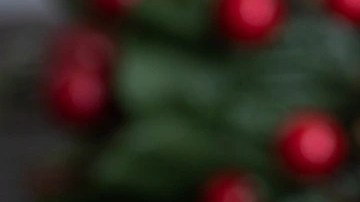 Bandeja de madera con turrón de guirlache picado en pedazos