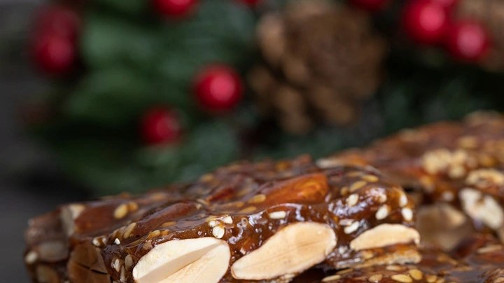 Bandeja de madera con turrón de guirlache picado en pedazos