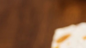 Pedazos de turrón de avellanas sobre una tabla de madera