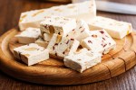 Pedazos de turrón de avellanas sobre una tabla de madera