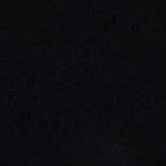 Pedazos de turrón de coco cortados sobre una mesa blanca