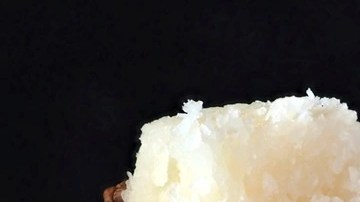 Pedazos de turrón de coco cortados sobre una mesa blanca