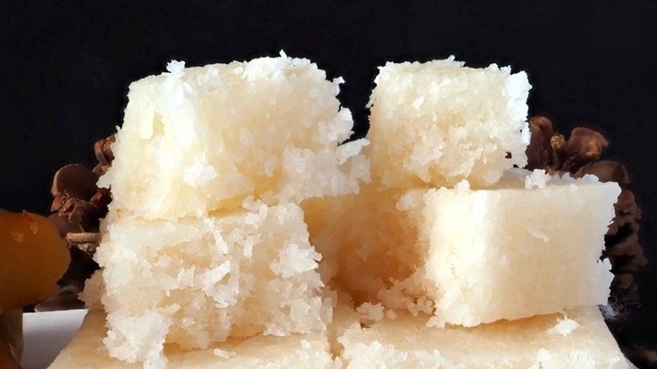 Pedazos de turrón de coco cortados sobre una mesa blanca