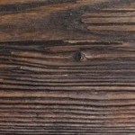 Plato blanco con pedazos de turrón de pistachos sobre una mesa de madera