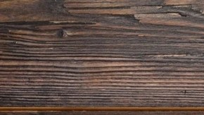 Plato blanco con pedazos de turrón de pistachos sobre una mesa de madera