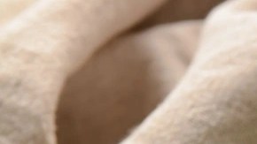 Una taza gris con adobo de chile verde sobre una mesa decorada con chiles verdes