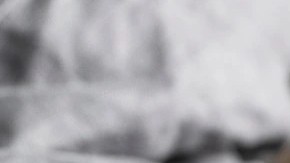 Albondigas puertorriqueñas en un sartén pequeño color negro sobre una bandeja