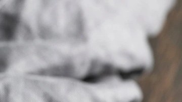 Albondigas puertorriqueñas en un sartén pequeño color negro sobre una bandeja