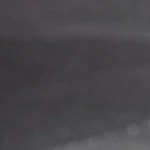 Coloca aguacate antes de servir el bpwl de carne y miel picante, para dar ás cremosidad