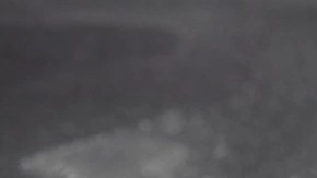 Coloca aguacate antes de servir el bpwl de carne y miel picante, para dar ás cremosidad