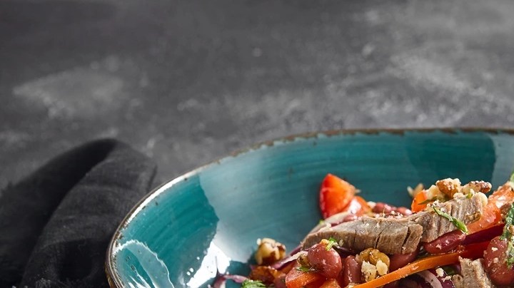 Coloca aguacate antes de servir el bpwl de carne y miel picante, para dar ás cremosidad