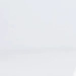 Cuatro cupcakes sin horno decorados con crema batida en forma de espiral sobre una mesa blanca y morada