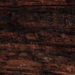 Plato blanco hondo con dumpling al horno en salsa de leche de coco y curry rojo