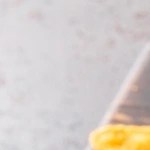 Plato hondo con ensalada cowboy sobre una bandeja de madera decorada con una cuchara y nachos