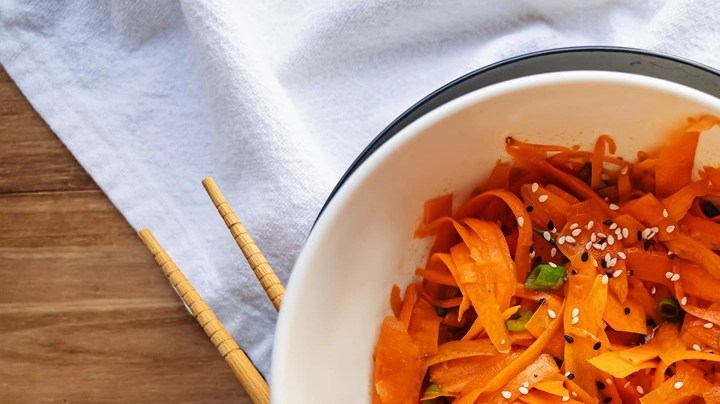 Ensalada de Zanahoria con aceite de sésamo, soja, vinagre, ajo y chile crujiente