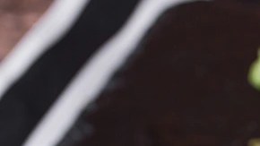 Rodajas de pan con paté al vino blanco decorado con perejil