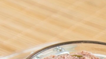 Paté al vino blanco en frascos de vidrio y rodajas de pan