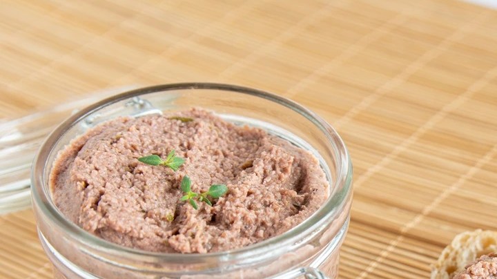 Paté al vino blanco en frascos de vidrio y rodajas de pan