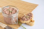 Paté al vino blanco en frascos de vidrio y rodajas de pan