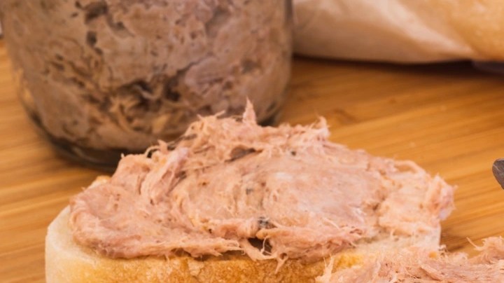 Porción de paté landes sobre rodajas de pan