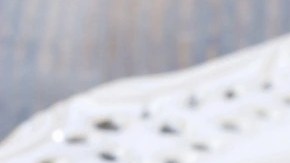 Plato decorado con perejil con unos rollos de pollo con jamón serrano, espinacas y queso