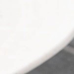 Pedazos de tarta de queso de panela sobre un plato blanco, decorado con menta