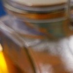 Envases de vidrio con pedazos de turrón de nata y nueces