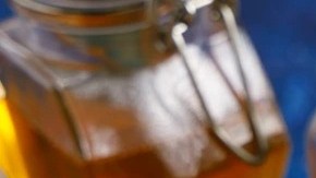 Envases de vidrio con pedazos de turrón de nata y nueces