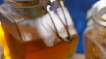 Envases de vidrio con pedazos de turrón de nata y nueces