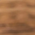 Varias unidades de buñuelos de cebolla y bacalao en un plato sobre una mesa de madera