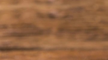 Varias unidades de buñuelos de cebolla y bacalao en un plato sobre una mesa de madera