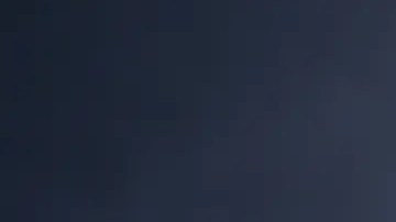 ensalada de tomate, alfalfa y pepino