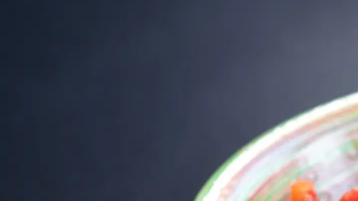 ensalada de tomate, alfalfa y pepino