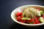 ensalada de tomate, alfalfa y pepino
