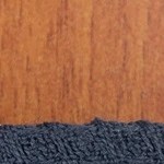 Plato blanco con un envuelto de mazorca cortado a la mitad