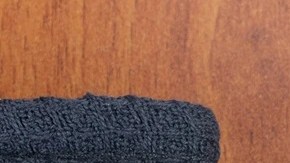 Plato blanco con un envuelto de mazorca cortado a la mitad