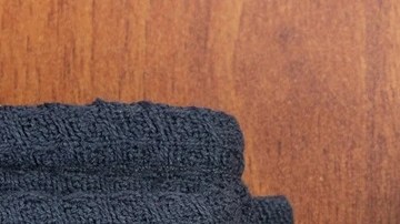 Plato blanco con un envuelto de mazorca cortado a la mitad