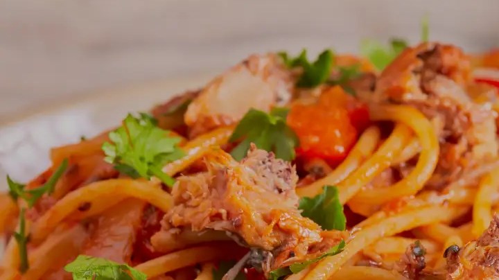 espaguetis con sardina y tomate