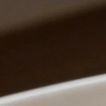 Casi 10 galletas de almendra y limón sobre un plato blanco en un foto negro