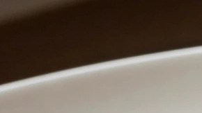 Casi 10 galletas de almendra y limón sobre un plato blanco en un foto negro