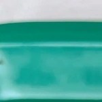 Plato blanco con merengón colombiano, decorado con fresas y melocotones